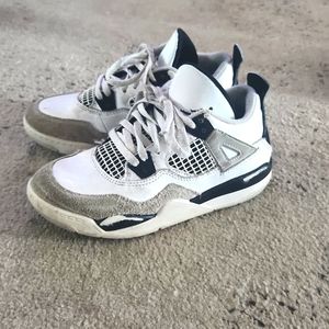 Boys Jordan 4 Retro. Military Black. Size 13.5/12.5